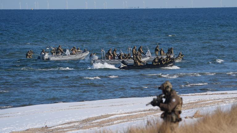  Schleswig-Holstein, Putlos: Soldatinnen und Soldaten gehen an Land während des Nato-Manövers Steadfast Dart auf dem Truppenübungsplatz an der Ostseeküste.