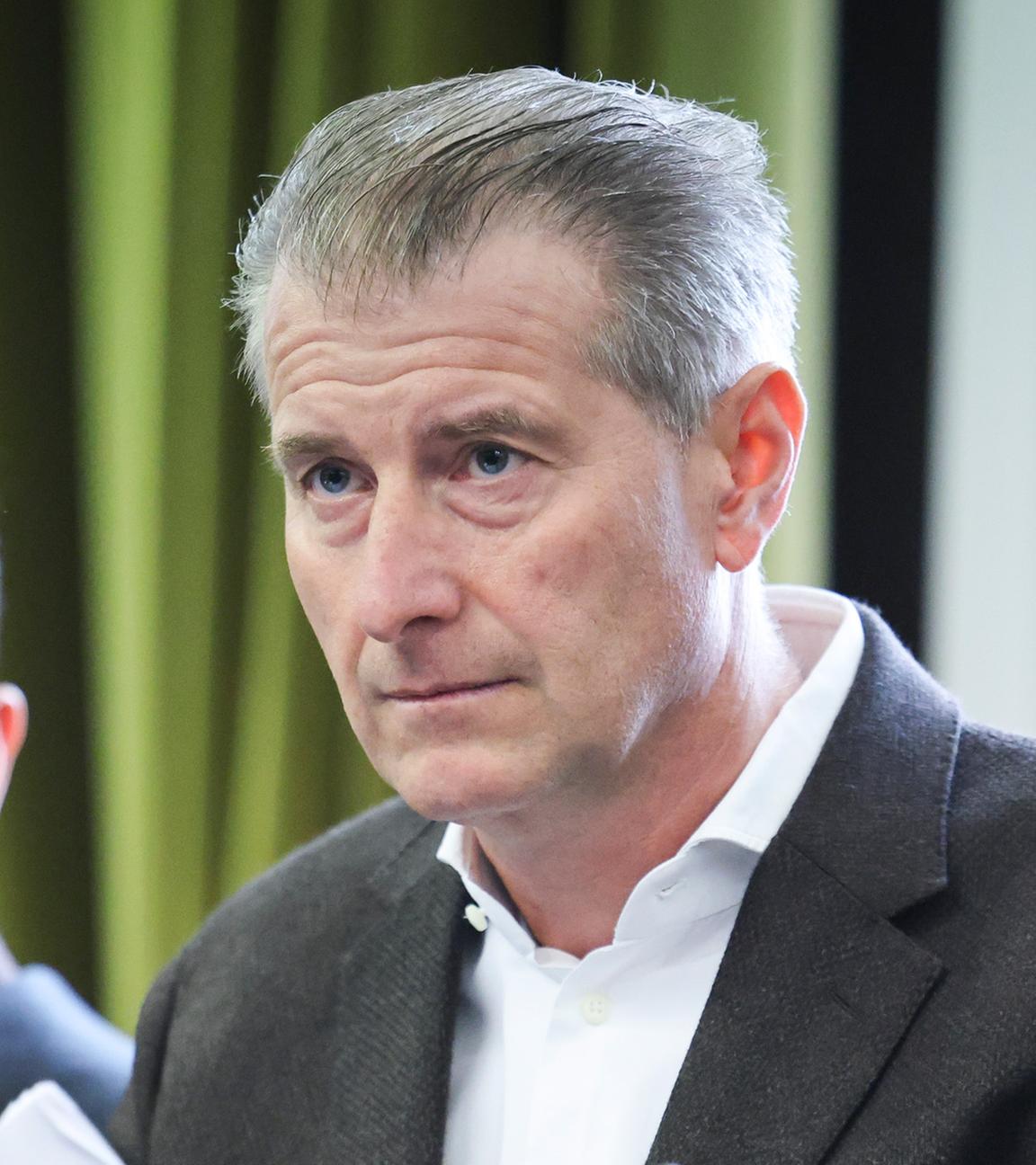 Nebenkläger Stephan Hensel (r), Ex-Ehemann von Block, und Anwalt Philip von der Meden sitzen zu Beginn eines Verhandlungstags im Prozess wegen mutmaßlicher Kindesentführung im Landgericht Hamburg.
