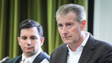 Nebenkläger Stephan Hensel (r), Ex-Ehemann von Block, und Anwalt Philip von der Meden sitzen zu Beginn eines Verhandlungstags im Prozess wegen mutmaßlicher Kindesentführung im Landgericht Hamburg.