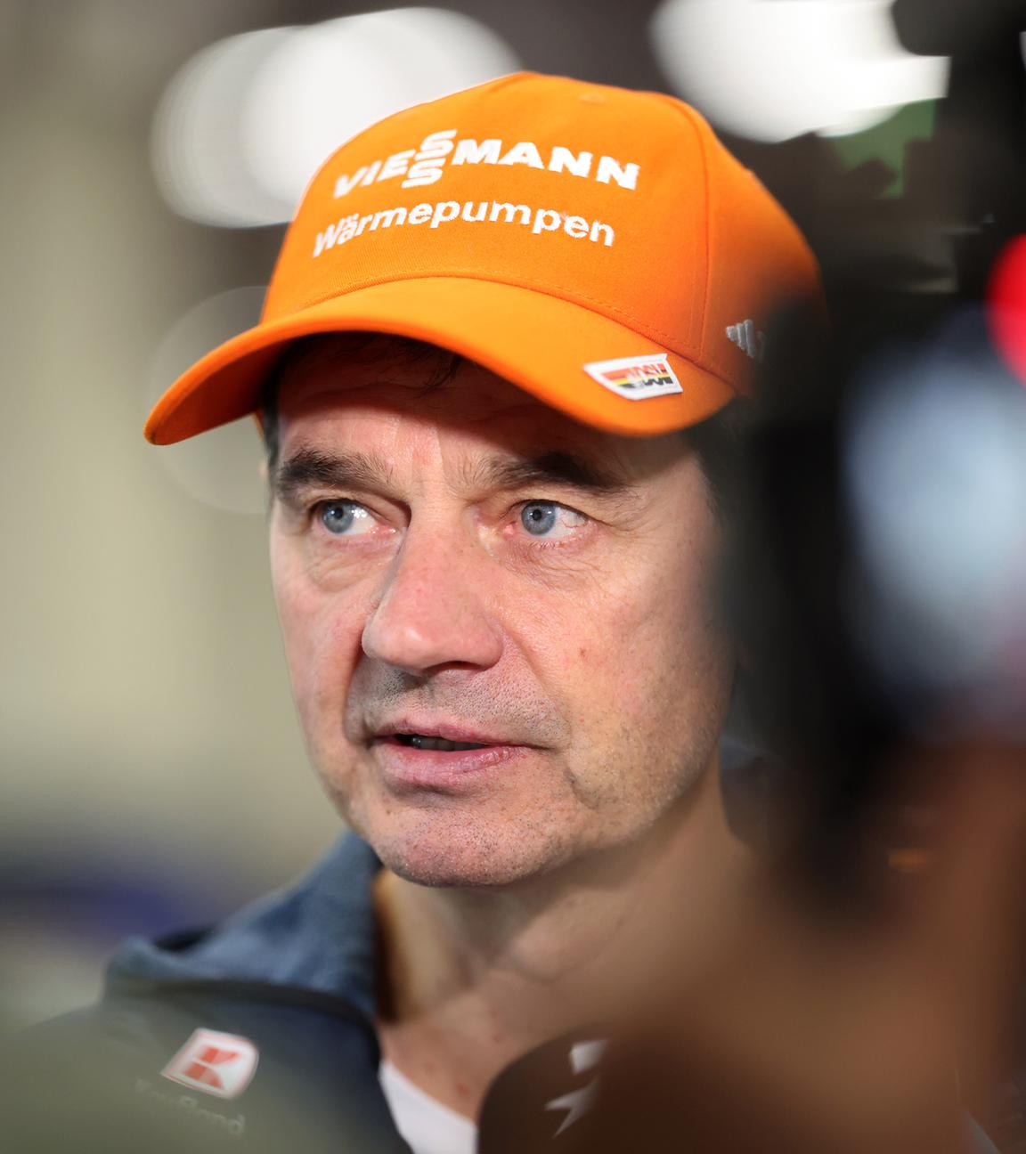 Stefan Horngacher, Bundestrainer der deutschen Skispringer, verkündet bei der Einkleidung der DSV-Athleten, zum Ende der kommenden Olympia-Saison 2025/26 sein Amt abzugeben. 