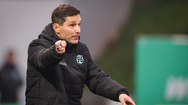 Hannovers Trainer Stefan Leitl reagiert auf den Spielverlauf.