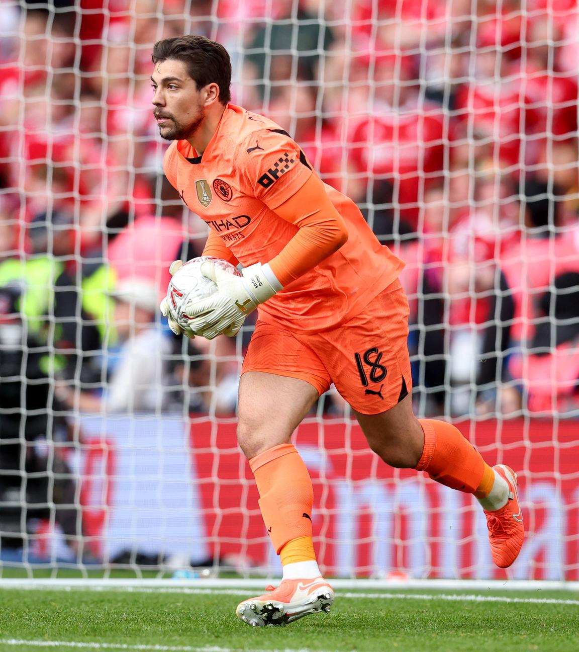 Im Halbfinalspiel des FA Cups gegen Nottingham Forest hält Manchester Citys Torwart Stefan Ortega Moreno den Ball fest im Vorwärtsgang