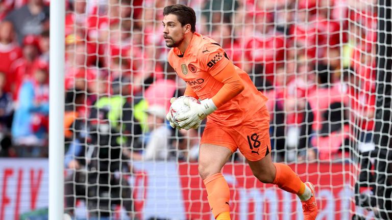 Im Halbfinalspiel des FA Cups gegen Nottingham Forest hält Manchester Citys Torwart Stefan Ortega Moreno den Ball fest im Vorwärtsgang