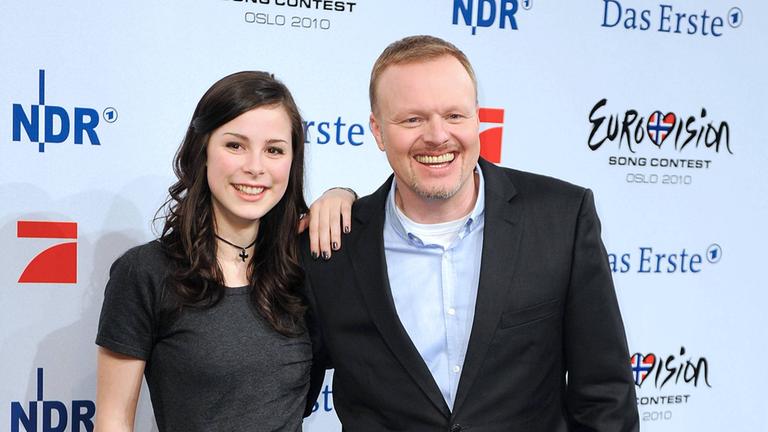 Sängerin Lena Meyer-Landrut und Fernsehmoderator Stefan Raab posieren für Fotografen