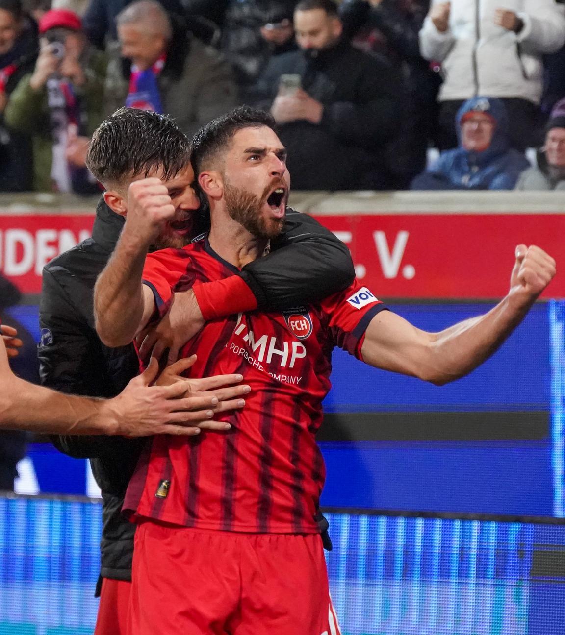 Stefan Schimmer (FC Heidenheim, 9) jubelt. 