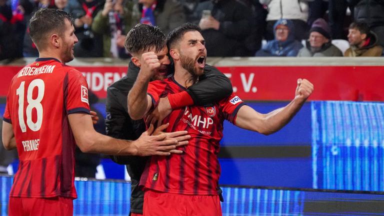 Stefan Schimmer (FC Heidenheim, 9) jubelt. 