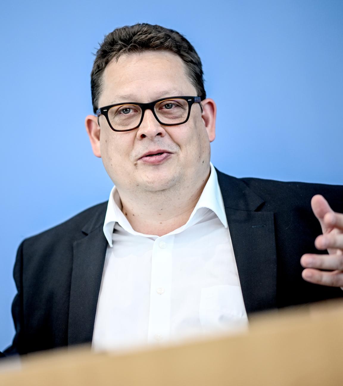  Stefan Schwartze bei einer Pressekonferenz im Jahr 2022.