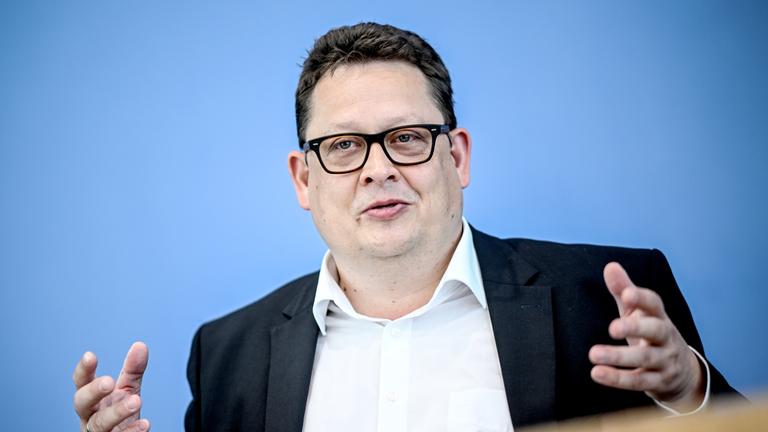  Stefan Schwartze bei einer Pressekonferenz im Jahr 2022.