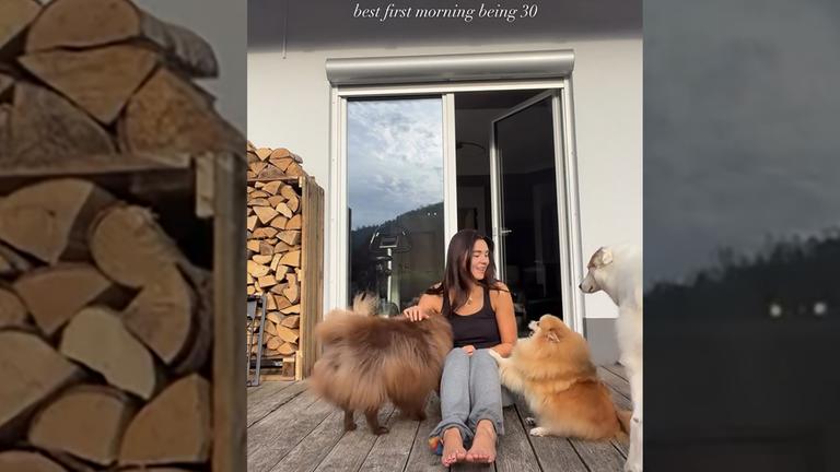 Stefanie Giesinger startete den Tag mit einer Schmuseeinheit mit ihren Hunden.