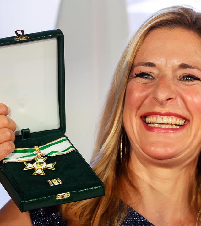 Stefanie Hertel hält ihren Verdienstorden hoch