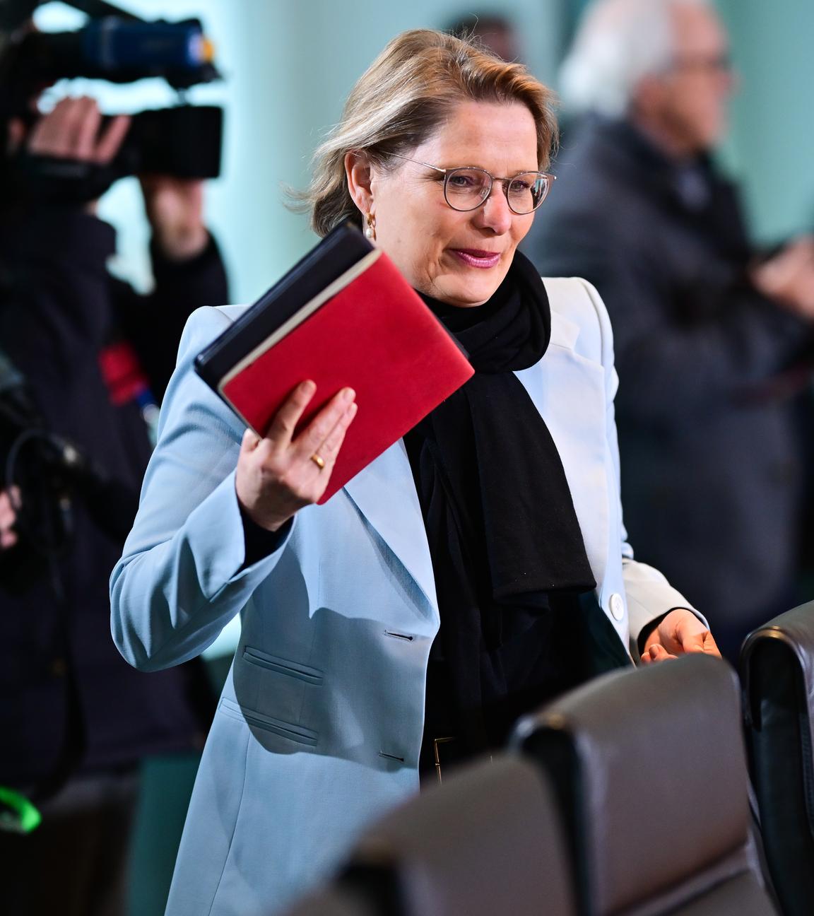 Stefanie Hubig (SPD), Bundesministerin der Justiz und für Verbraucherschutz, kommt zu einer Sitzung des Bundeskabinetts im Bundeskanzleramt.