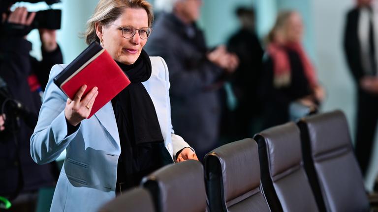 Stefanie Hubig (SPD), Bundesministerin der Justiz und für Verbraucherschutz, kommt zu einer Sitzung des Bundeskabinetts im Bundeskanzleramt.