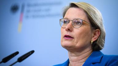 Stefanie Hubig (SPD), Bundesministerin der Justiz und für Verbraucherschutz, spricht bei einer Pressekonferenz.