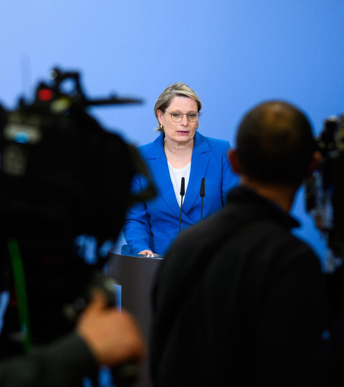 Stefanie Hubig (SPD), Bundesministerin der Justiz und für Verbraucherschutz, äußert sich am 17.04.2026 bei einer Pressekonferenz zu aktuellen Themen, unter anderem zu einem Gesetzentwurf zum besseren Schutz vor "digitaler Gewalt".