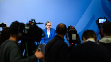 Stefanie Hubig (SPD), Bundesministerin der Justiz und für Verbraucherschutz, äußert sich am 17.04.2026 bei einer Pressekonferenz zu aktuellen Themen, unter anderem zu einem Gesetzentwurf zum besseren Schutz vor "digitaler Gewalt".