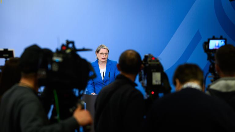 Stefanie Hubig (SPD), Bundesministerin der Justiz und für Verbraucherschutz, äußert sich am 17.04.2026 bei einer Pressekonferenz zu aktuellen Themen, unter anderem zu einem Gesetzentwurf zum besseren Schutz vor "digitaler Gewalt".