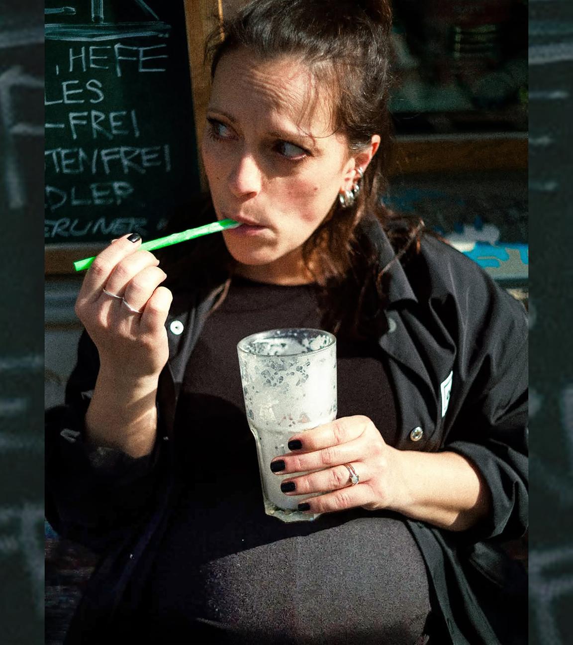 Silbermond-Sängerin Stefanie Kloß mit Baby-Bauch und einem leeren Glas in der Hand.