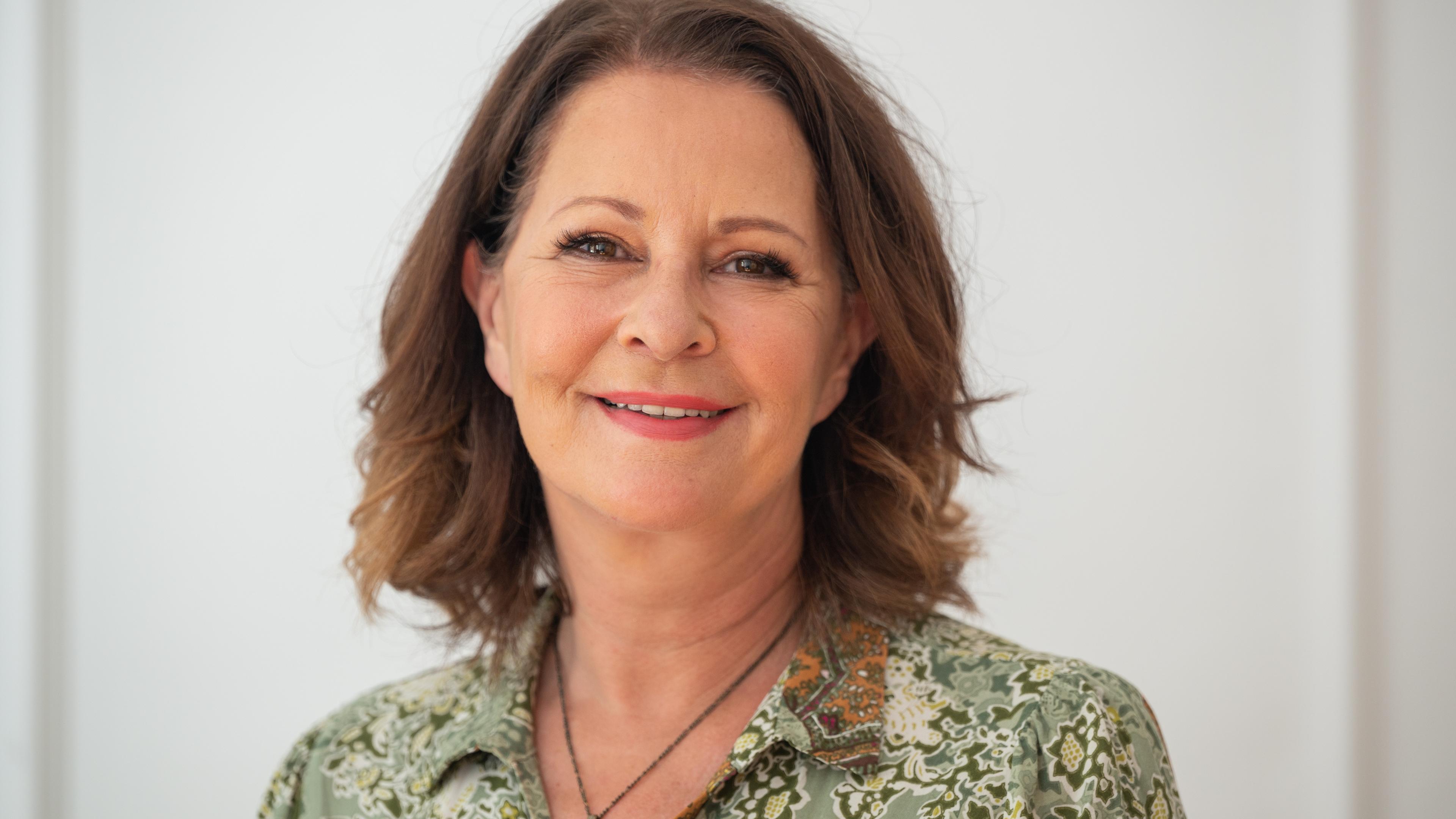 Stefanie Stahl ist Psychologin, Psychotherapeutin, Autorin und Podcasterin mit eigener Praxis in Trier. Ihr Bestseller 'Das Kind in dir muss Heimat finden' beschäftigt sich mit Kindheitsprägungen und wurde in über 30 Sprachen übersetzt. Stahl möchte mit ihrer Arbeit Menschen dazu ermutigen, sich mit ihrer eigenen Psyche zu beschäftigen.