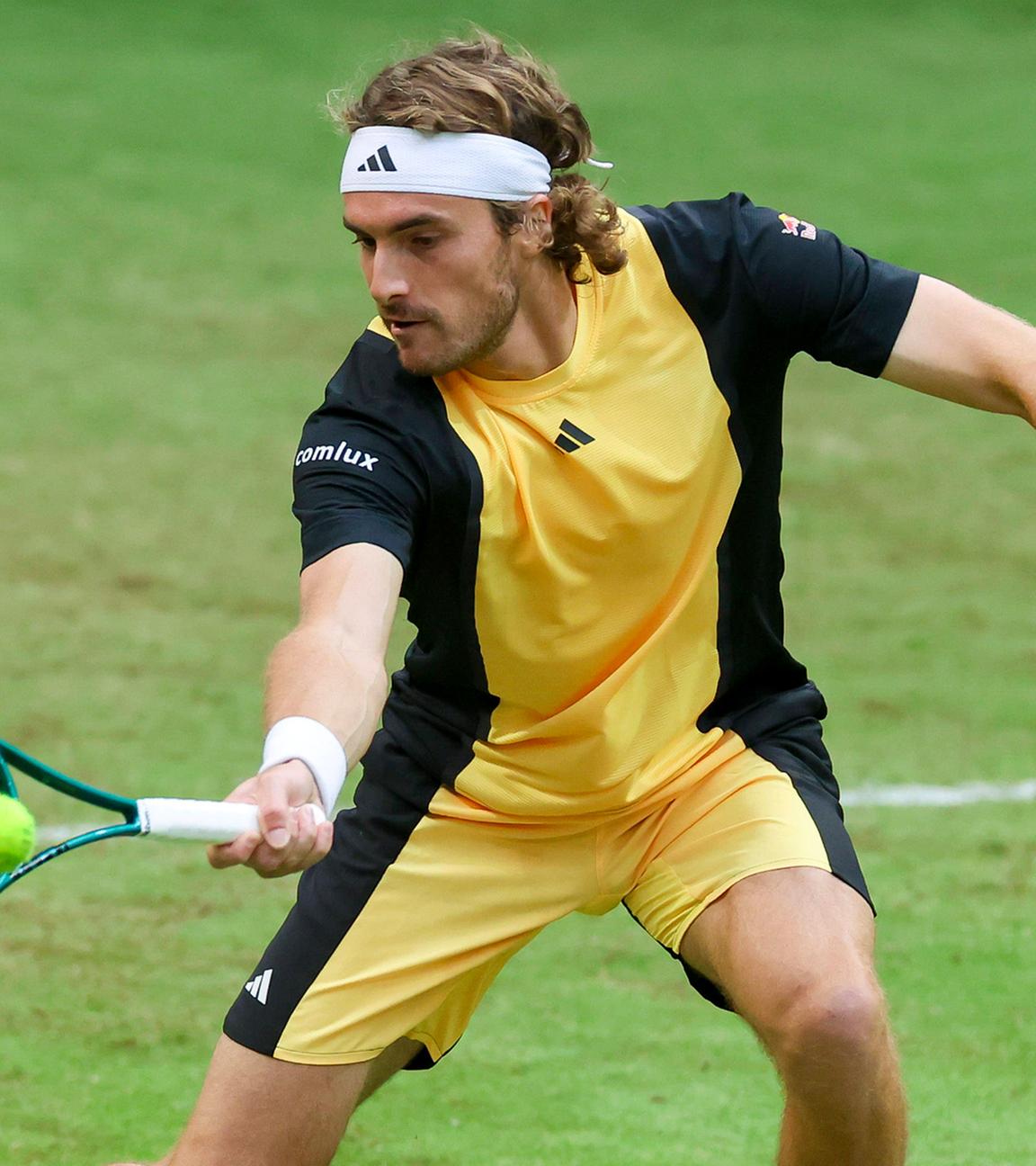 Stefanos Tsitsipas (Greece) kontrolliert den Ball.
