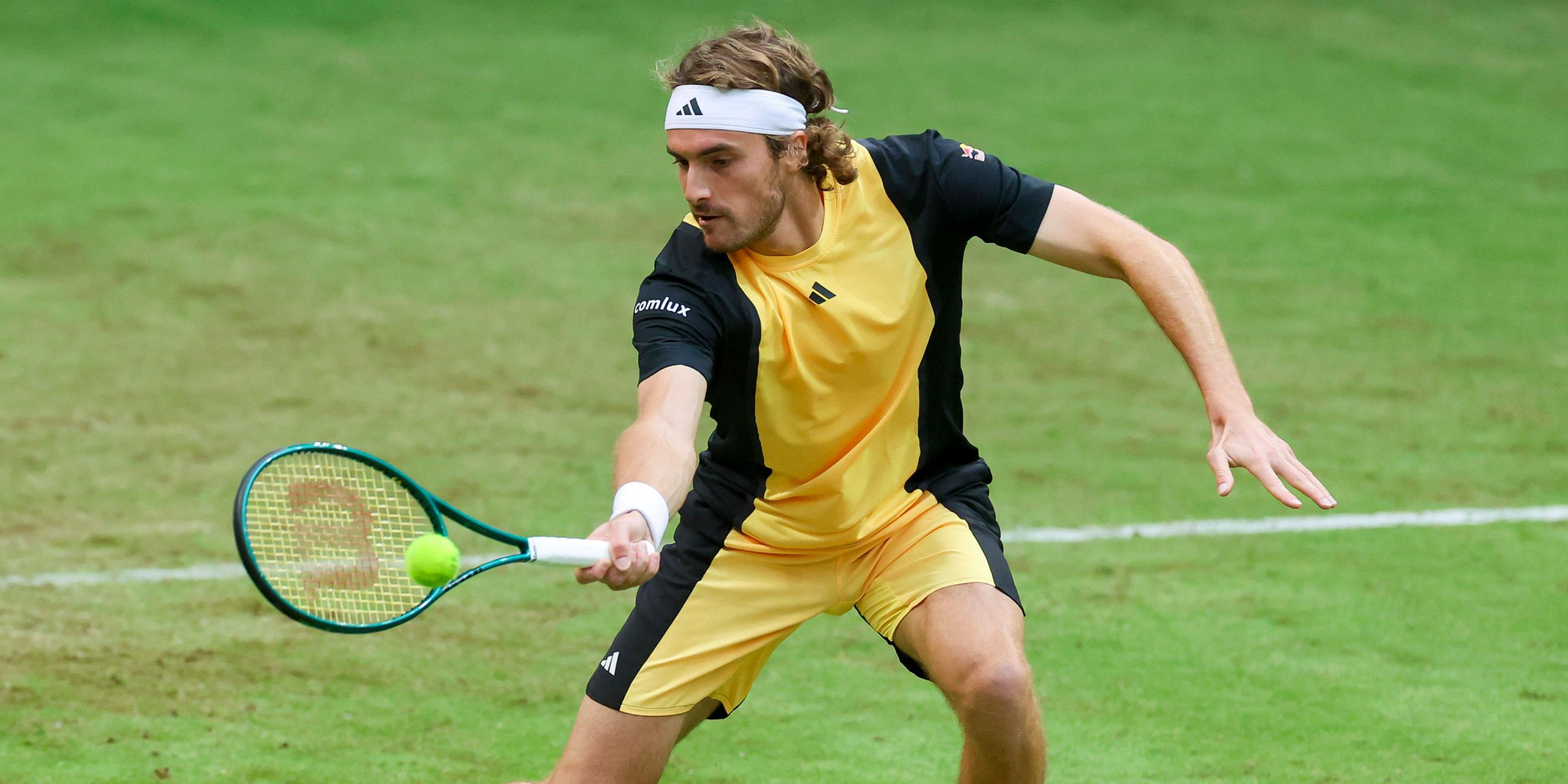 Stefanos Tsitsipas (Greece) kontrolliert den Ball.