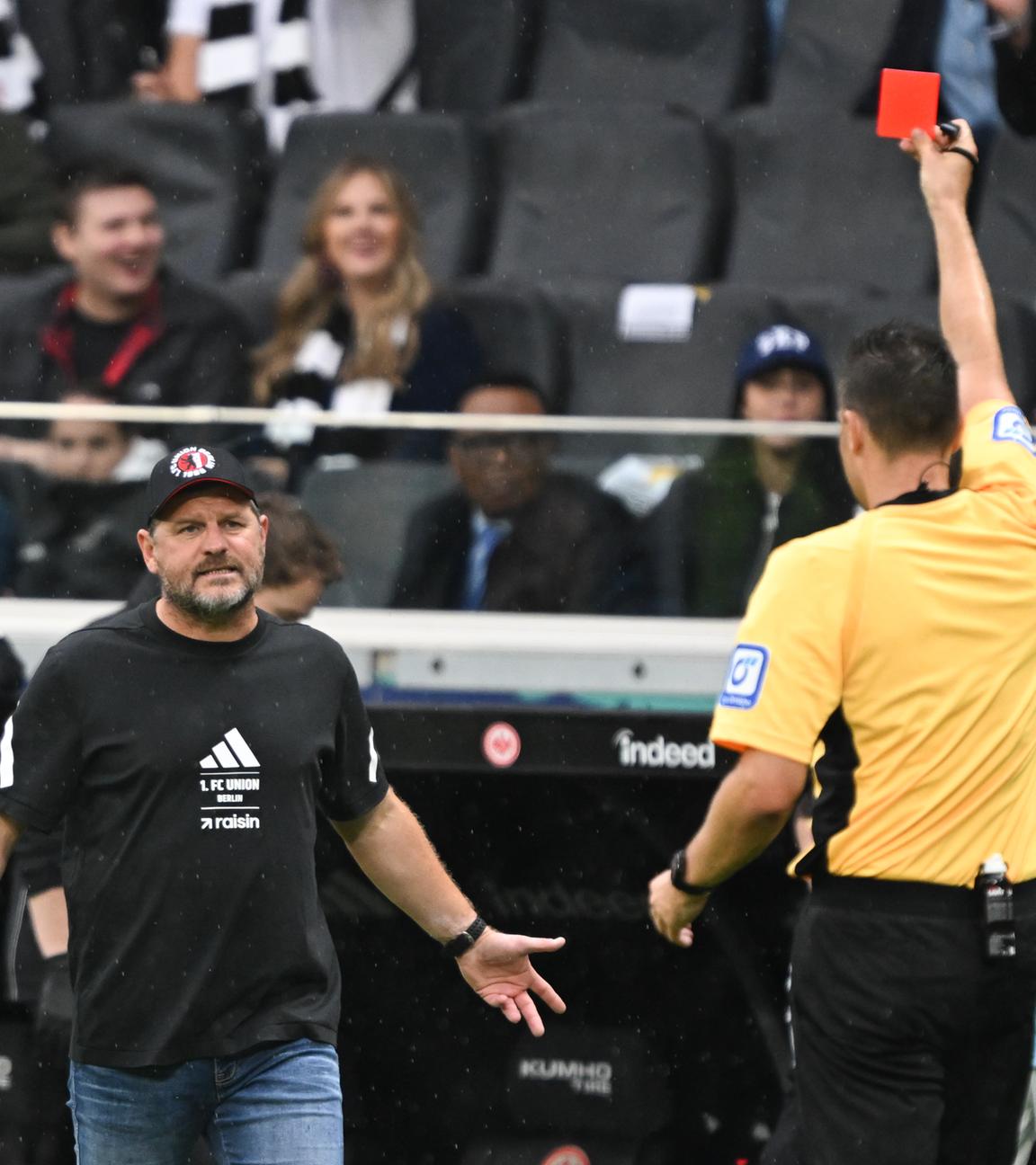 Rote Karte für Union Berlins Trainer Steffen Baumgart 