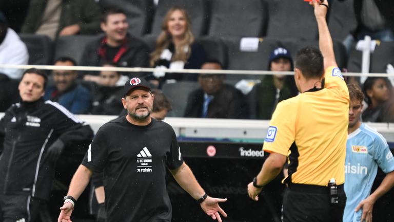 Rote Karte für Union Berlins Trainer Steffen Baumgart 