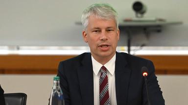 Bundesverkehrsminister Steffen Bilger eröffnet ein Konferenz zum Niedrigwasser im Rhein in Bonn am 06.08.2026.