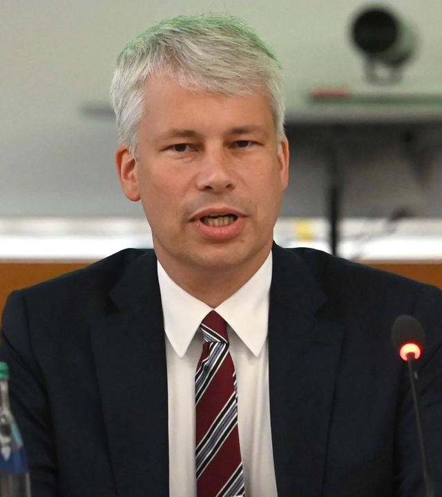 Bundesverkehrsminister Steffen Bilger eröffnet ein Konferenz zum Niedrigwasser im Rhein in Bonn am 06.08.2026.