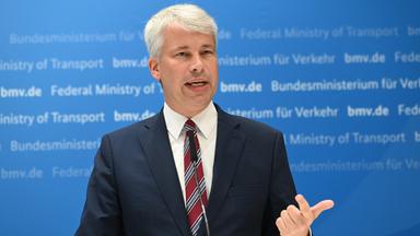 Bundesverkehrsminister Steffen Bilger während einer Pressekonferenz.