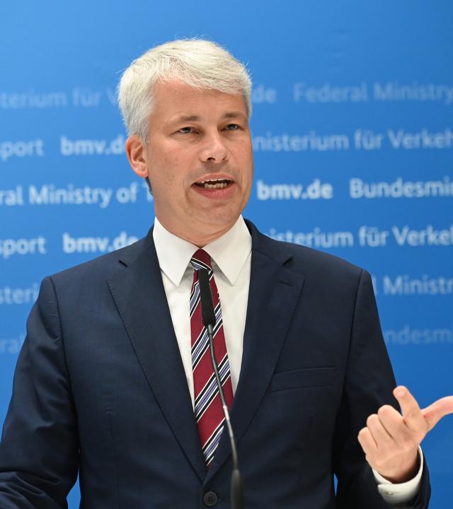 Bundesverkehrsminister Steffen Bilger während einer Pressekonferenz.