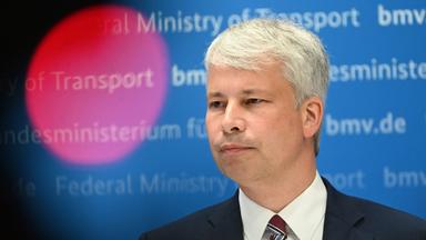 Bundesverkehrsminister Steffen Bilger während einer Pressekonferenz am 06.08.2026 in Bonn.