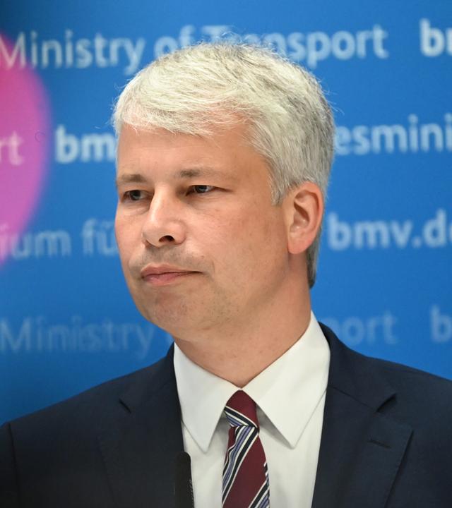 Bundesverkehrsminister Steffen Bilger während einer Pressekonferenz am 06.08.2026 in Bonn.