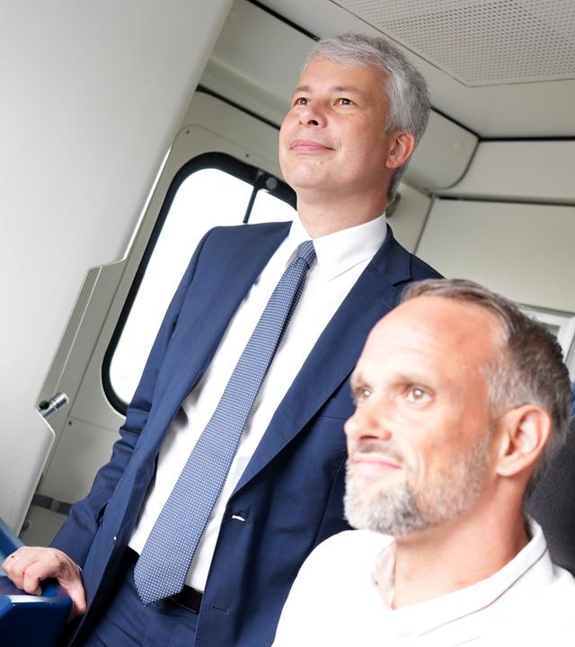 Bundesverkehrsminister Steffen Bilger (CDU, links) steht am 10.08.2026 während seiner Sommerreise neben dem Lokführer einer Hamburger S-Bahn.