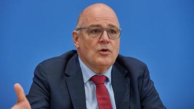 Steffen Kampeter, Hauptgeschäftsführer der Bundesvereinigung der Deutschen Arbeitgeberverbände (BDA), bei der Vorstellung des fünften Beschlusses der Mindestlohnkommission zur Anpassung des gesetzlichen Mindestlohns am 27.06.2025 in Berlin. 