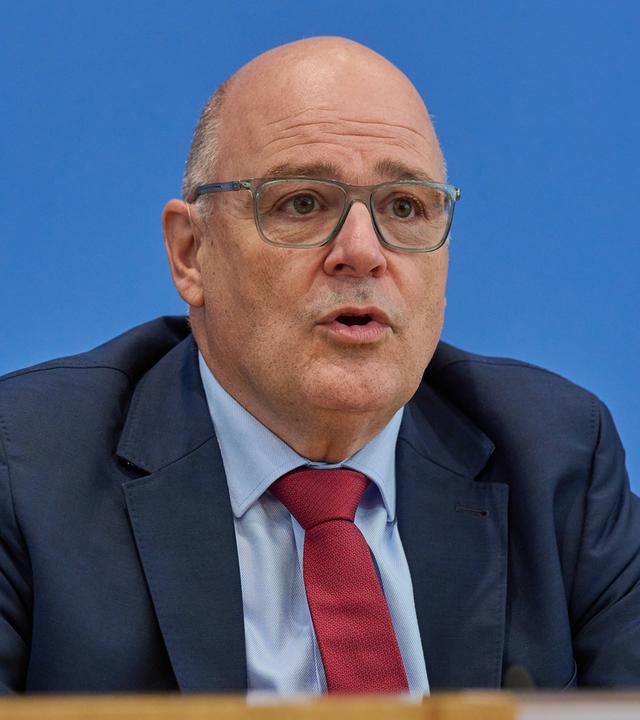 Steffen Kampeter, Hauptgeschäftsführer der Bundesvereinigung der Deutschen Arbeitgeberverbände (BDA), bei der Vorstellung des fünften Beschlusses der Mindestlohnkommission zur Anpassung des gesetzlichen Mindestlohns am 27.06.2025 in Berlin. 