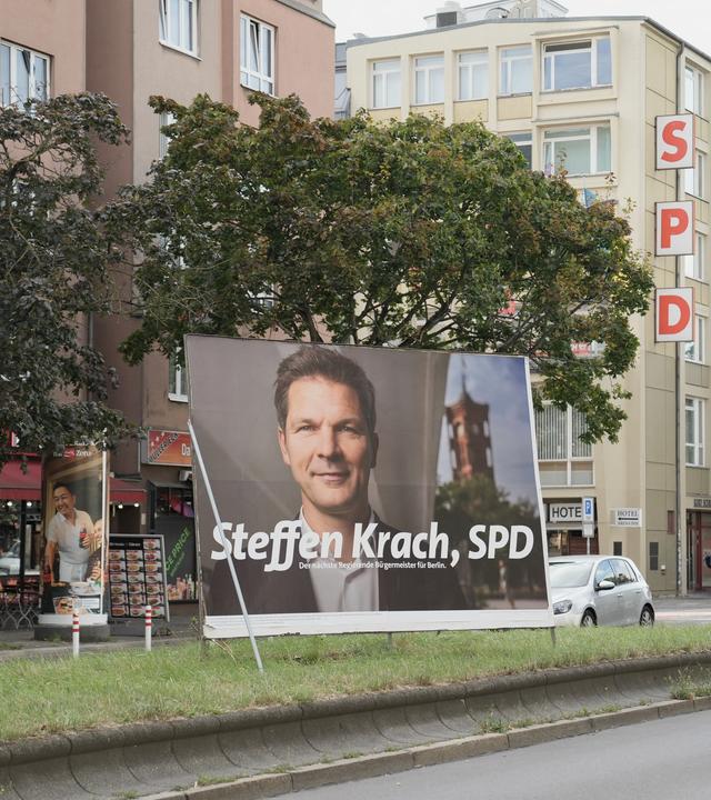 Ein Wahlplakat steht vor der Landesparteizentrale der SPD in Berlin
