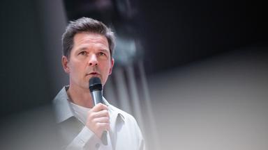 Steffen Krach, SPD-Spitzenkandidat, bei der Wahl zum Abgeordnetenhaus von Berlin 2026 spricht in ein Mikrophon.