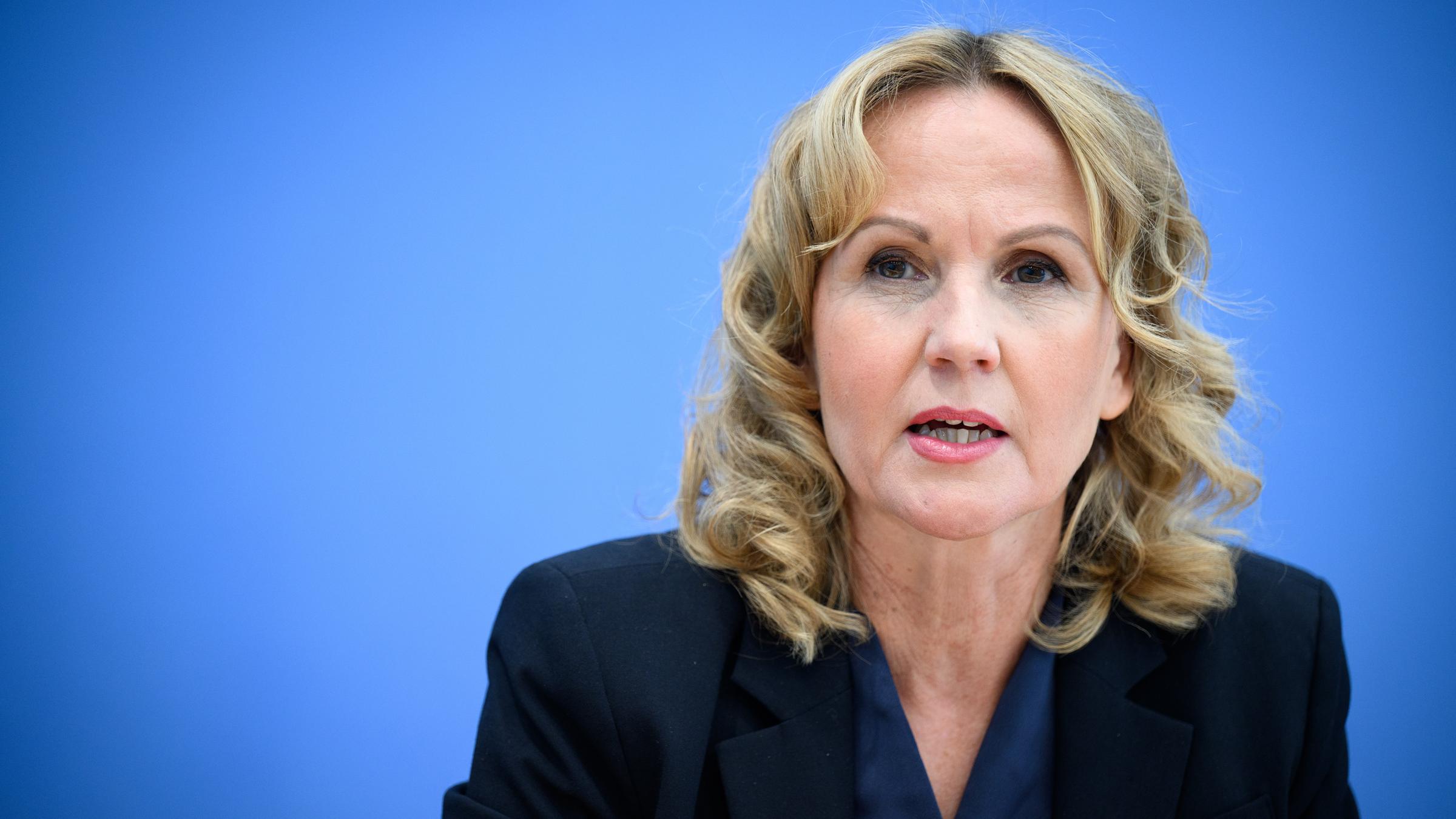 Bundesumweltministerin Steffi Lemke in der Bundespressekonferenz in Berlin