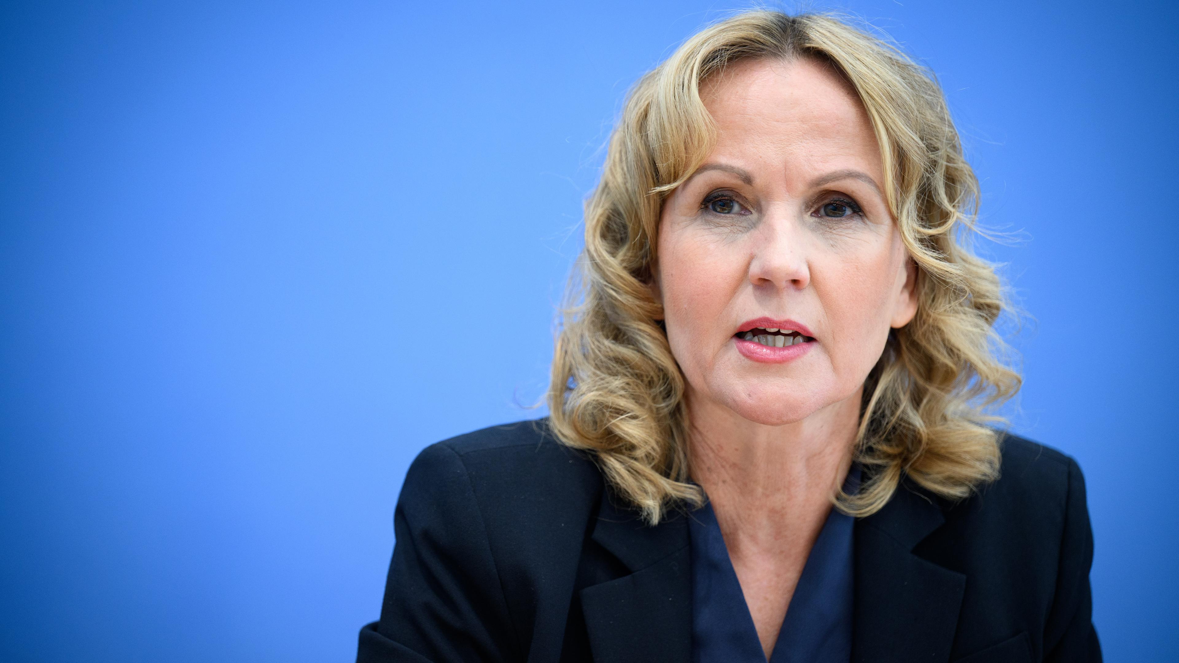 Bundesumweltministerin Steffi Lemke in der Bundespressekonferenz in Berlin