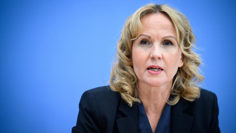 Bundesumweltministerin Steffi Lemke in der Bundespressekonferenz in Berlin