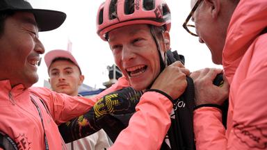 22.05.2024, Giro d'Italia: Georg Steinhauser wird für seinen Etappensieg von Teammitgliedern gefeiert.
