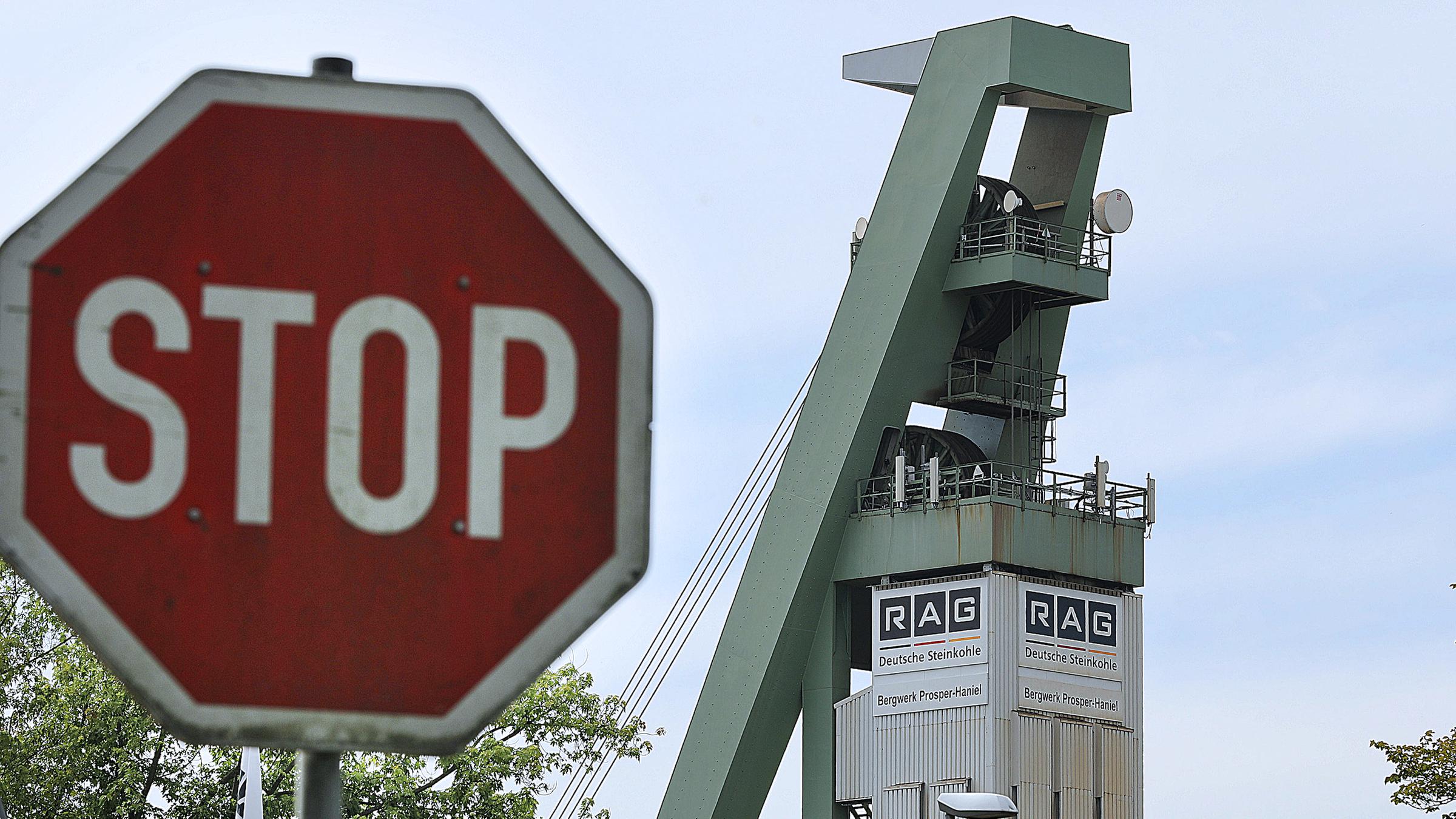Archiv: Vor der Zeche Prosper Haniel steht ein Stop Schild