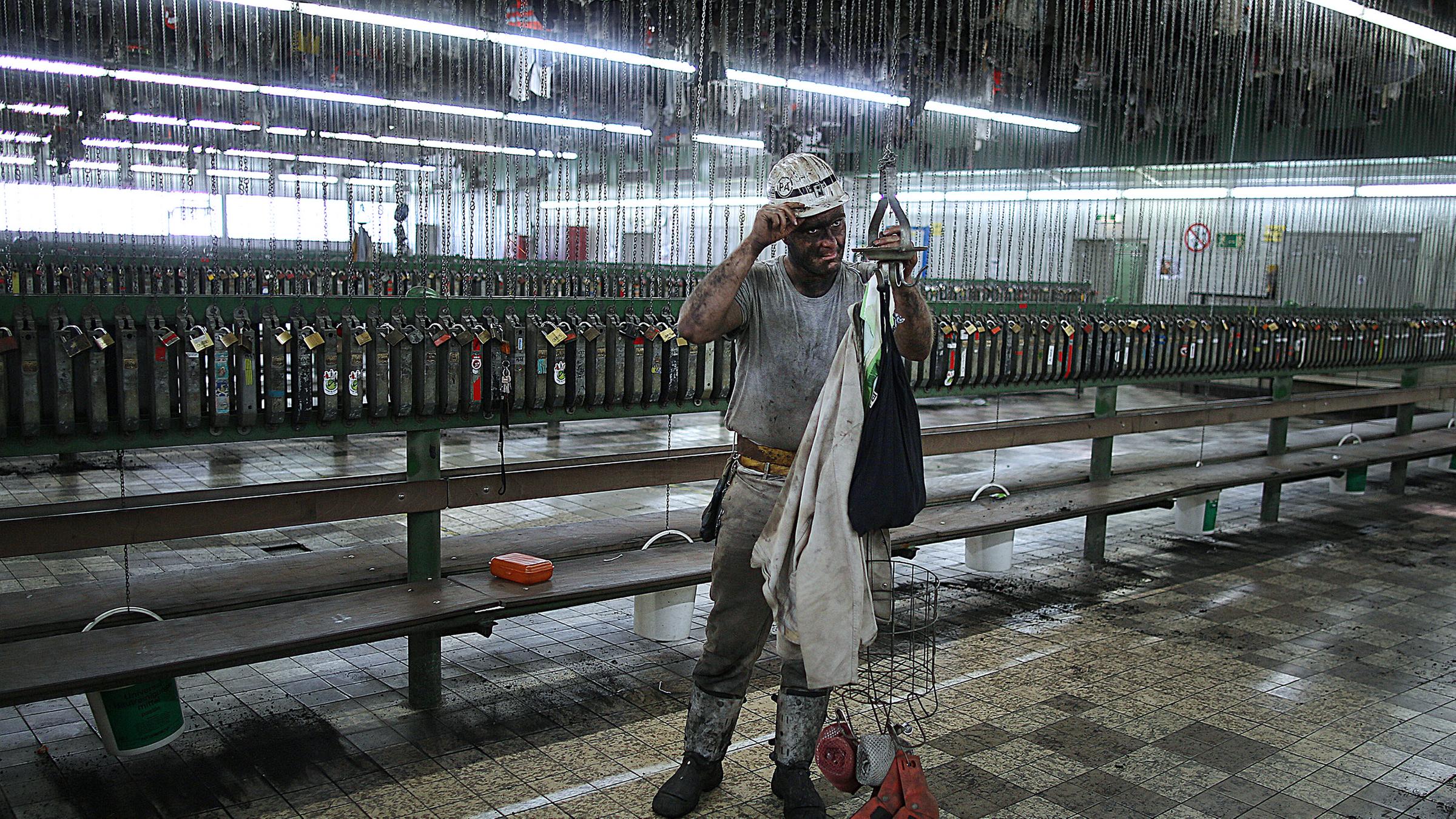 Archiv: Ein Bergmann zieht sich in der Kaue um