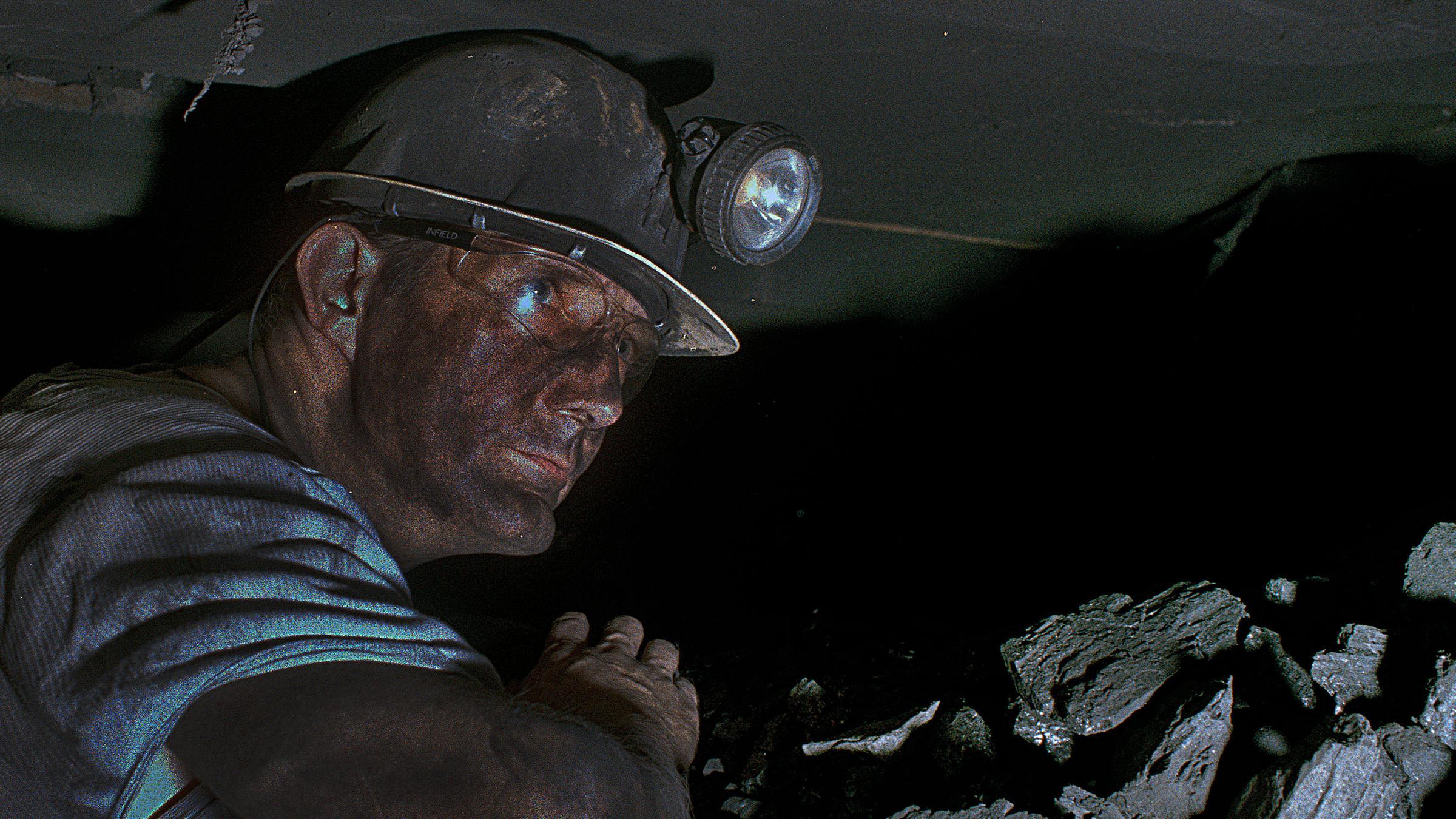 Archiv: Ein Bergmann arbeitet in 1250 Metern Tiefe 