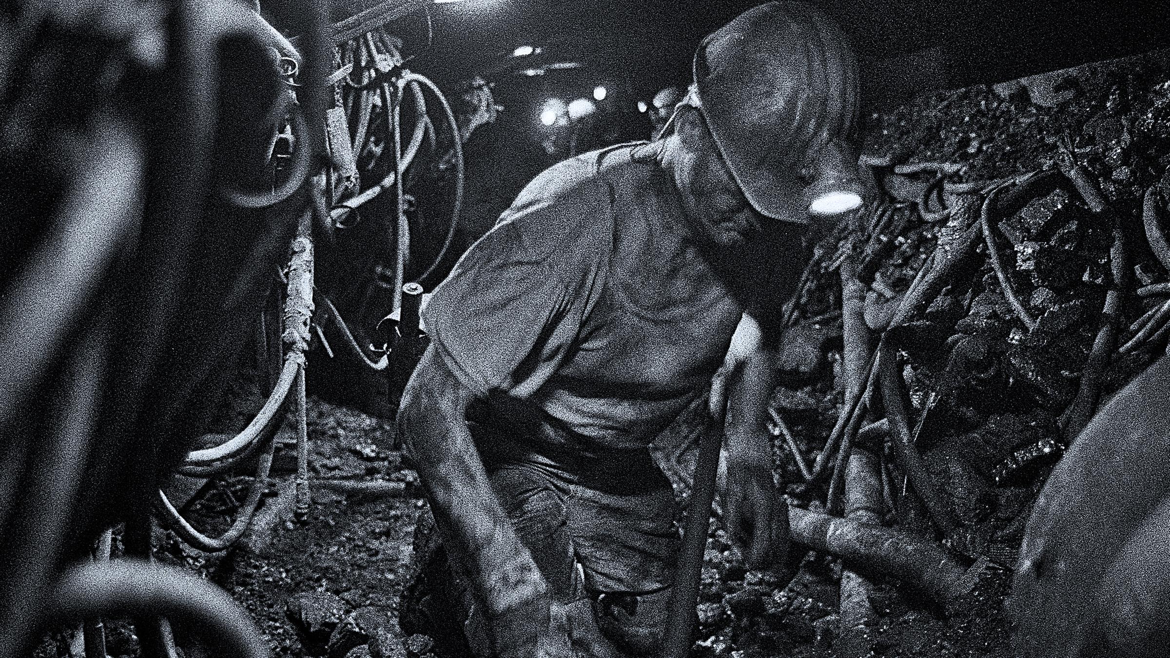 Archiv: Ein Bergmann arbeiten auf der Zeche Prosper Haniel in 1250 Metern Tiefe an einem Flöz unter Tage vor Kohle