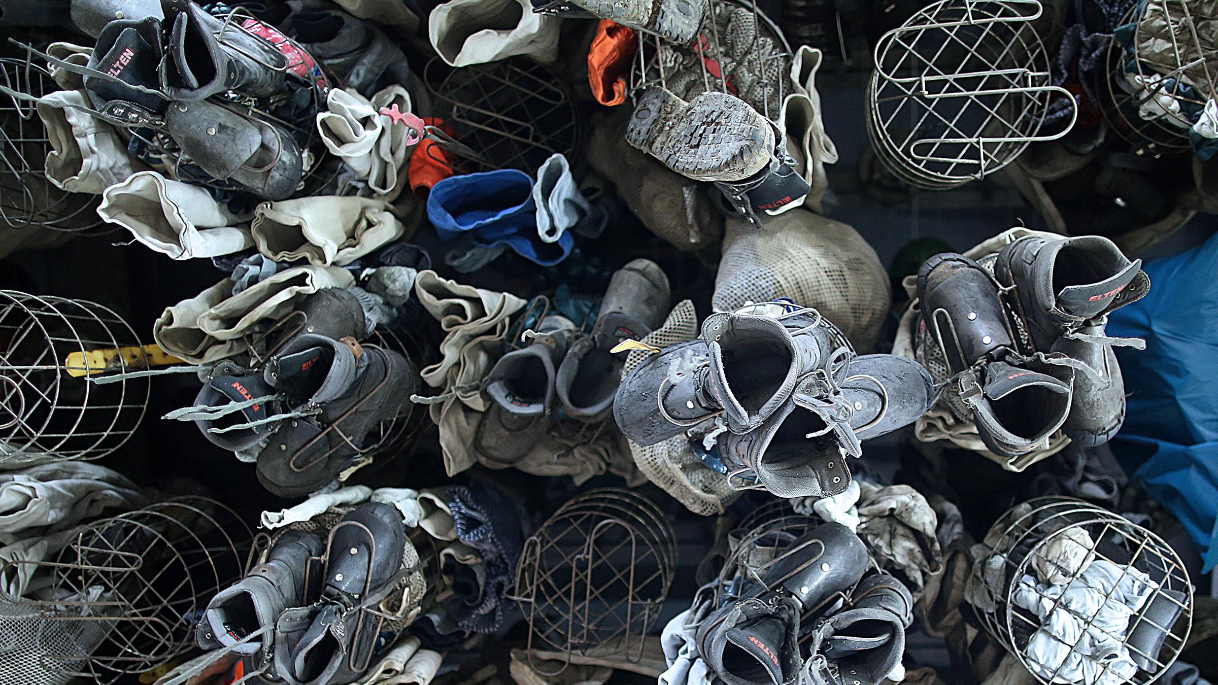 Archiv: Die Arbeitskleidung von Bergleuten hängt auf der Zeche Prosper Haniel unter der Decke