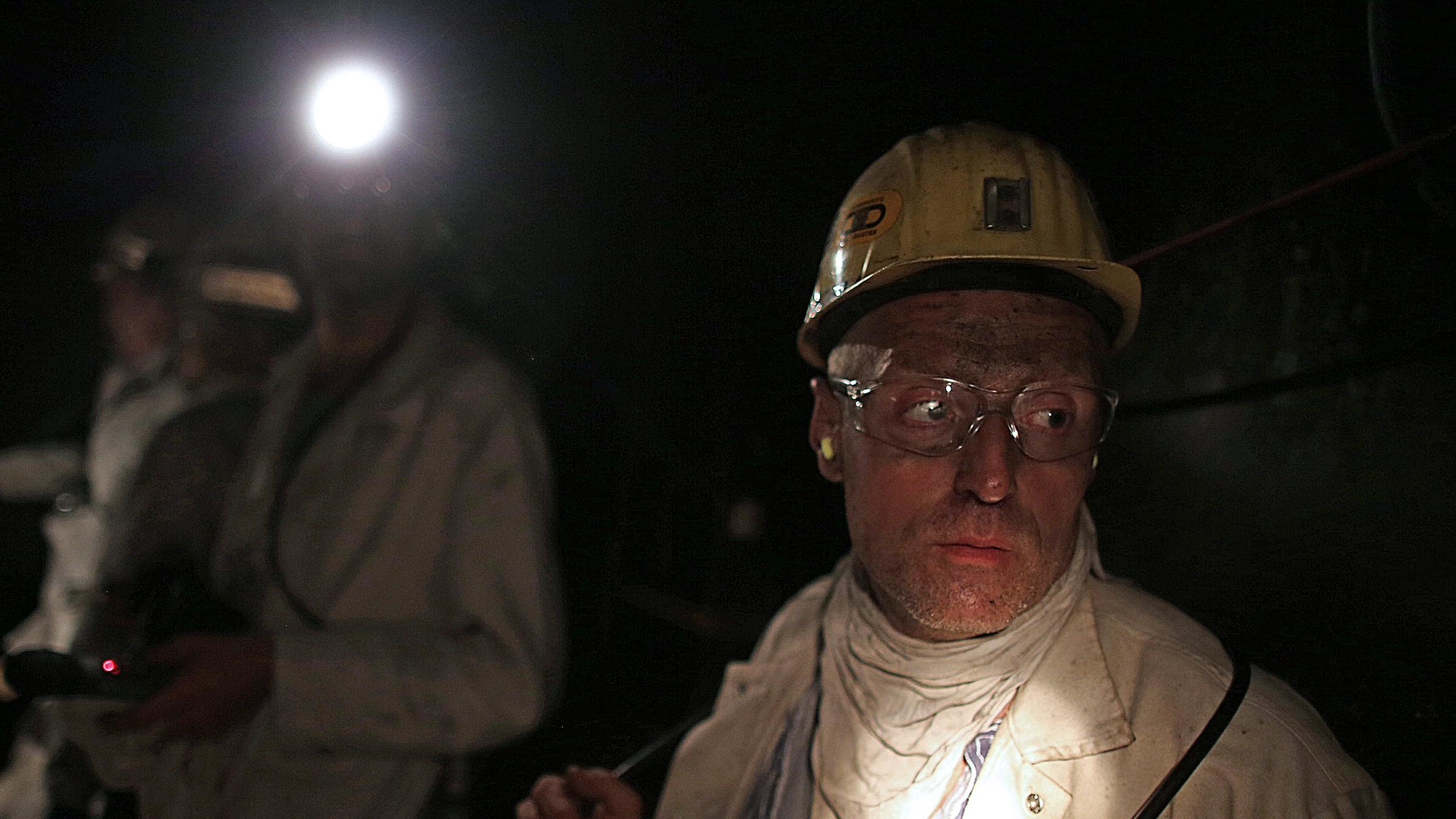 Archiv: Bergleute stehen auf der Zeche Prosper Haniel im Förderkorb