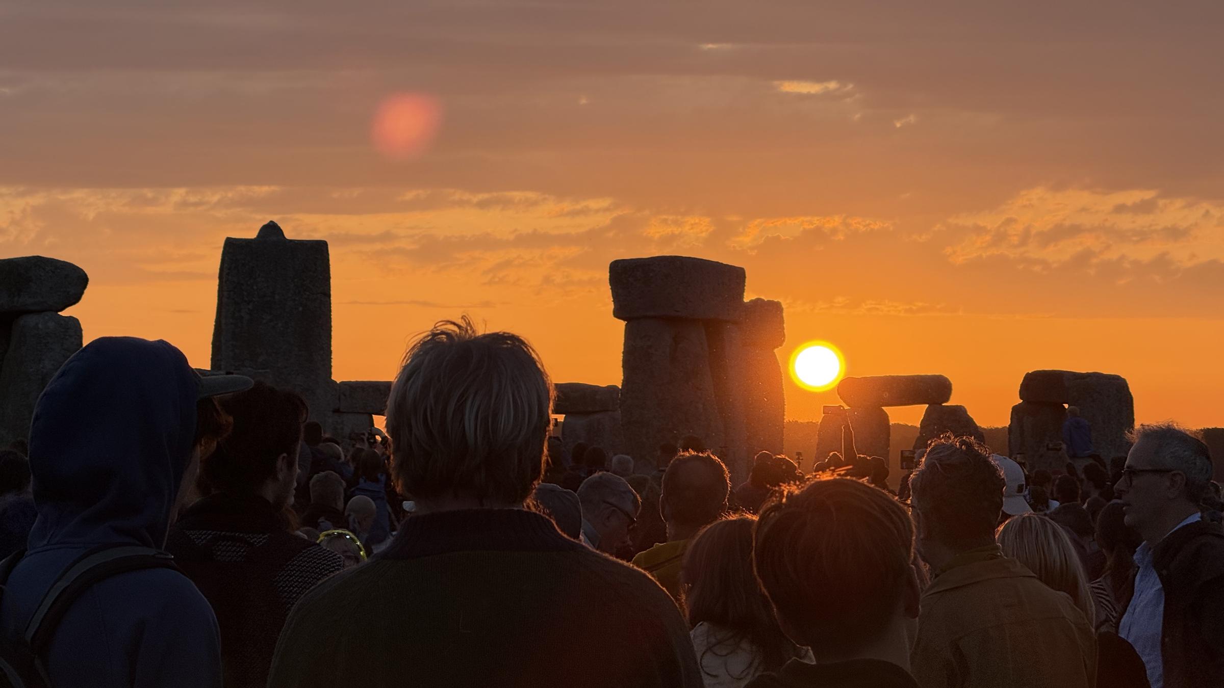 Menschen versammeln sich am britischen Steinkreis Stonehenge, Wiltshire, bei Sonnenaufgang zur Sommersonnenwende, dem längsten Tag des Jahres am 21.06.2025. 