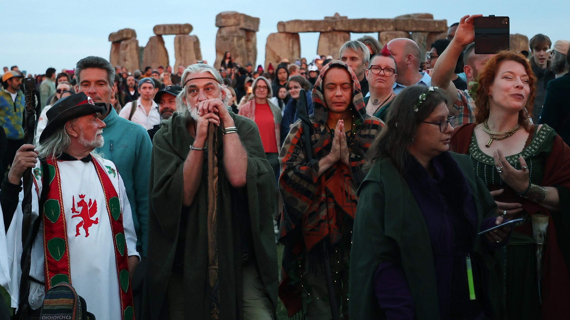 Menschen besuchen die Sommersonnenwende in Stonehenge, Wiltshire, Großbritannien, am 21.06.2025. 