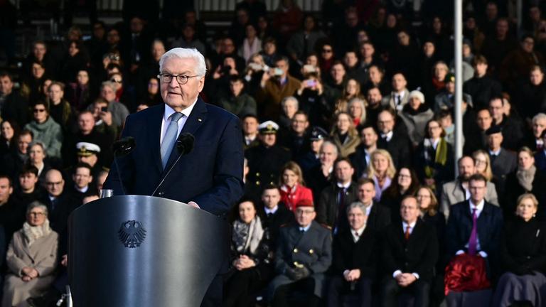 Der deutsche Bundespräsident Frank-Walter Steinmeier hält eine Rede während einer militärischen Feierstunde zum 70-jährigen Bestehen der Bundeswehr.